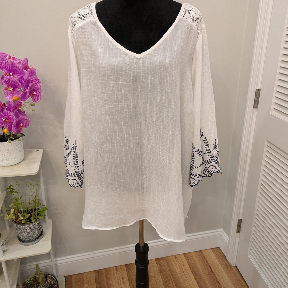 Westport White Tunic with Blue Embroidery Size 3X